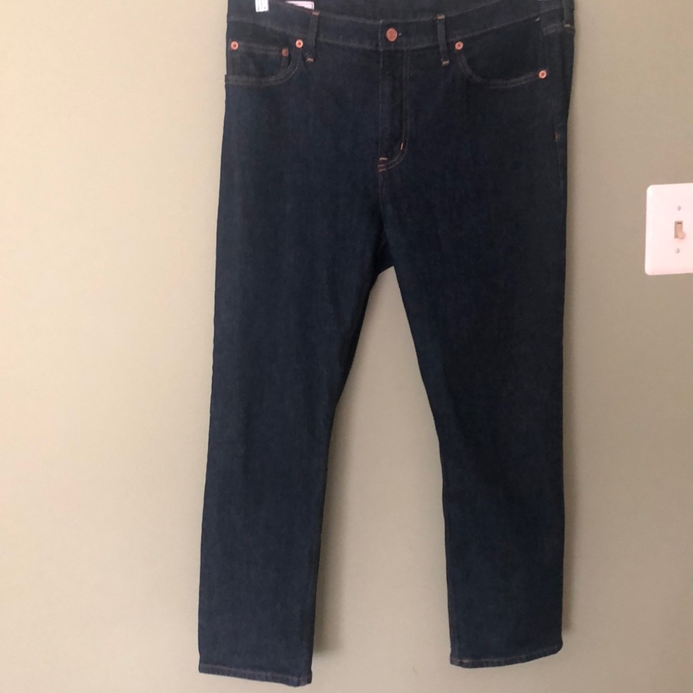 Like New GAP women’s straight leg jeans.
Smoke/pet free home
Size 16